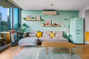 Blue oasis with gym, pool and parking in the CBD